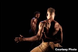 Lors du spectacle Fignito, l'oeil troué, de Seydou Boro et Salia Sanou, durant la 71e édition du Festival d'Avignon, France, le 7 juillet 2017.