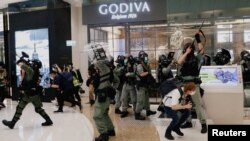 10일 홍콩의 쇼핑물에서 경찰들이 반정부 시위대를 해산시키고 있다. 