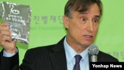 올해 4월18일부터 5월4일까지 결핵 치료를 위해 북한을 방문한 유진벨 재단 인세반 회장이 기자회견중이다. (자료사진)