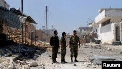 Anggota pasukan pemerintah Suriah pro-Assad berpatroli di wilayah Qusair, Suriah, 6 Juni 2013 (Foto: dok). 