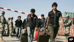 د طالبانو له راتګ وروسته ډېر افغانان له هېواد څخه د وتلو هڅه کوي او وتلي دي