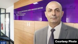 Omer Škaljo je u posljednje dvije godine promijenio tri političke partije. Sada je direktor Zavoda zdravstvenog osiguranja ZDK što je postao nakon što su mu prilagođeni uslovi za ovu funkciju (Ilustracija: CIN)