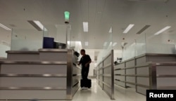 미국 마이애미 국제공항 이용객이 입국심사대에서 질문을 받고 있다. (자료사진)