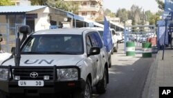 United Nations observers in Syria leave the UN office in Damascus, April 26, 2012.