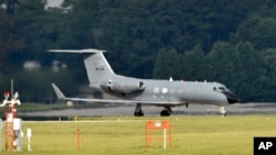 Pesawat yang membawa pasien Ebola AS mendarat di pangkalan udara Dobbins di Marietta, Georgia (foto: dok).