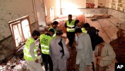 Petugas keamanan Pakistan mencari data forensik setelah terjadinya pengeboman d sebuah masjid Syiah di Shikarpur, Pakistan (30/1). 