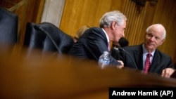 Demokrat senator Ben Kardin (o'ngda) fikricha Amerika qochqinlarni o'z bag'riga olishi, g'amxo'rlik qilishi kerak