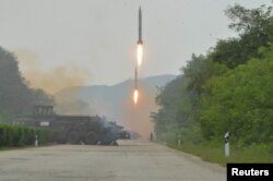 김정은 북한 국무위원장이 인민군 전략군 화성포병부대들의 탄도로켓 발사 훈련을 현지에서 지도했다고 북한 관영 `조선중앙통신'이 6일 보도했다.