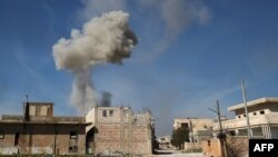 Dim iznad delova Idliba posle vazdušnog napada sirijskih snaga