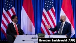 Presiden Joko Widodo (kiri) berbicara dengan Presiden AS Joe Biden (kanan) dalam pertemuan bilateral pada Konferensi Perubahan Iklim PBB COP26 di Glasgow, Skotlandia, pada 1 November 2021. (Foto: AFP/Brendan Smialowski)