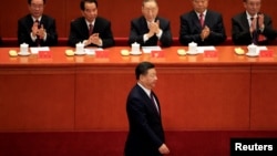 2017年中共十九大开幕式上，中共总书记习近平走向讲台发表报告（路透社 2017年10月18日）