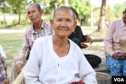 លោកយាយ ស លួត អាយុ៧៧ឆ្នាំ រស់នៅក្នុងភូមិថ្មី ឃុំសាមគ្គី។ លោកយាយបានទទួលក្តារមឈូស កាលពីថ្ងៃទី៤ ខែមករា ឆ្នាំ២០១៨។ (ស៊ុន ណារិន/VOA)