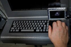 Seorang napi menghubungkan perangkat tablet JPay-nya ke kios di dalam Penjara Negara Bagian East Jersey di Rahway, New Jersey, AS, 12 Juli 2018. (REUTERS/Brendan McDermid)