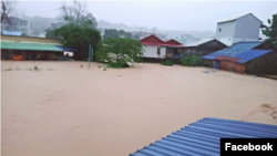 ផ្ទះសម្បែង​របស់​ប្រជាពលរដ្ឋ​នៅ​ក្រុង​ព្រះសីហនុ ដែល​បាន​ជន់លិច​ដោយ​ជំនន់​ទឹក​ភ្លៀង​កាល​ពី​ថ្ងៃ​អង្គារ ទី២៤ ខែសីហា ឆ្នាំ២០២១។ (រូបថត​ពីបណ្តាញ​សង្គមហ្វេសប៊ុក)