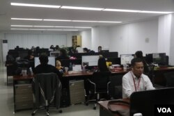 ក្រុមអ្នកយកព័ត៌មាន Tnaot News កំពុងបំពេញការងាររបស់ពួកគេនៅការិយាល័យស្ថិតក្នុងខណ្ឌទួលគោក។ (ស៊ុន ណារិន/VOA Khmer)