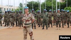 Une parade des Casques bleus de la mission onusienne au Mali (Minusma) à Bamako, 1er juillet 2013.