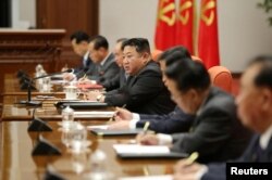 Pemimpin Korea Utara Kim Jong Un mengadakan Rapat Pleno Diperbesar Kelima Komite Sentral Kedelapan Partai Pekerja Korea (WPK) di Pyongyang, Korea Utara pada 11 Juni 2022. (Foto: Reuters)
