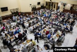 Suasana buka puasa di Dar Al Hijrah Islamic Center di Falls Church, Virginia, 11 Mei 2019. (Foto: REUTERS/Amr Alfiky)