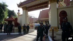 រូប​ឯកសារ៖ កម្លាំង​សមត្ថកិច្ច​ឈរ​យាម​នៅ​មុខ​តុលាការ​កំពូល​កម្ពុជា​នៅ​រាជធានី​ភ្នំពេញ​កាល​ពី​ថ្ងៃ​ទី​១៦ ខែ​វិច្ឆិកា ឆ្នាំ​២០១៧។ (AP)