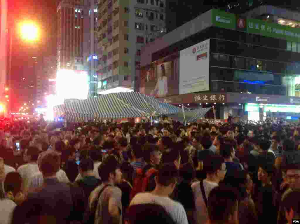 旺角爆发支持和反占中人士的大规模对峙 (美国之音海彦拍摄) 