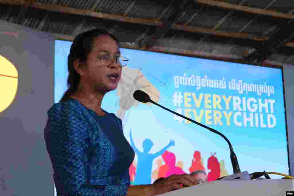 អ្នកស្រី ញ៉េប សុភាព អគ្គ​លេខា​ធិការ​​នៃ​អគ្គ​លេខា​ធិការ​ដ្ឋាន​ក្រុម​ប្រឹក្សា​ជាតិ​កម្ពុជា​ដើម្បី​កុមារ​ របស់​​ក្រសួង​សង្គម​កិច្ច អតីត​យុទ្ធជន​ និង​យុវនីតិ​សម្បទា ថ្លែង​ក្នុងពិធី​ប្រារព្ធ​ខួប​ទី​៣០ នៃ​ការ​បង្កើត​អនុសញ្ញា​ស្តីពី​សិទ្ធិ​កុមារ​​​ នៅ​រាជធានី​ភ្នំពេញ ​ថ្ងៃទី​២០ ខែវិច្ឆិកា ឆ្នាំ​២០១៩។ (កាន់ វិច្ឆិកា/VOA)