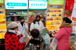 武汉市民在一家药店购物。（2020年1月22日）