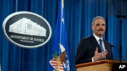 លោកមេធាវី​ Eric Holder ថ្លែង​នៅឯ​ក្រុងសួង​យុត្តិធម៌​ក្នុង​ទីក្រុង​វ៉ាស៊ីនតោន​ កាលពីថ្ងៃទី​៤ ខែ​មីនា ឆ្នាំ២០១៥ អំពី​ការរកឃើញ​របស់​ក្រសួង​យុត្តិធម៌​ទាក់ទិន​នឹង​ការ​ស៊ើប​អង្កេតពីរ​នៅ​ក្រុង​ Ferguson រដ្ឋ​ Missouri។ 