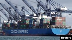 '중국원양해운(COSCO)'의 컨테이너선이 칠레 센안토니오 항에 정박해있다.