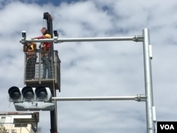 សាលា​រាជធានី​ភ្នំពេញ រៀបចំ​ដំឡើង​ប្រព័ន្ធ​ភ្លើង​ស្តុប​ថ្មី​ចំនួន​១០០​កន្លែង​ ក្នុង​រាជធានី​ភ្នំពេញ កាលពី​ថ្ងៃទី២០ ខែមករា ឆ្នាំ២០១៧។ (ហ៊ាន សុជាតា/VOA)