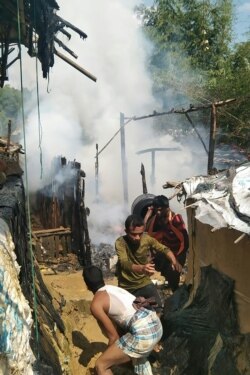 Pengungsi Rohingya mencoba memadamkan api setelah bentrokan antara geng narkoba Rohingya yang bersaing di kamp pengungsi Kutupalong di Ukhia, 7 Oktober 2020.