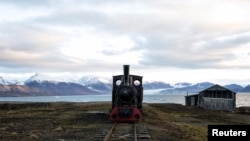 Kereta lokomotif tua yang dulu digunakan untuk mengangkut batu bara dijadikan sebagai monumen di Ny-Alesund, Svalbard, Norwegia.