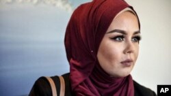 ملکه بیان با یک دوست مسلمان اش برای اصلاح مو به صالون هیرت هودنه رفته بود