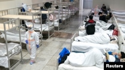 중국 후베이성 우한 국제 컨퍼런스 센터에 설치된 임시 병원에서 보호 장비를 착용한 의료 관계자들이 환자를 진료하고 있다. 