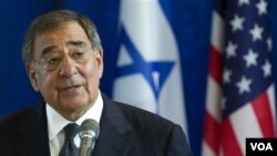 Menhan AS Leon Panetta mengritik penahanan bantuan AS bagi Palestina, saat berbicara dalam jumpa pers di Tel Aviv, Israel (3/10).