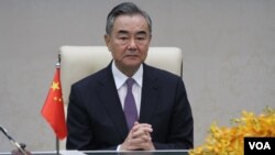 រូបឯកសារ៖ រដ្ឋមន្ត្រីការបរទេសចិន​លោក Wang Yi នៅឯវិមានសន្ដិភាព ក្នុងរាជធានីភ្នំពេញ អំឡុងពេល​បំពេញ​ទស្សនកិច្ច​ផ្លូវការ​នៅ​កម្ពុជា កាលពីថ្ងៃទី១២ ខែតុលា ឆ្នាំ២០២០។ (អូន ឆេងប៉រ/វីអូអេ)