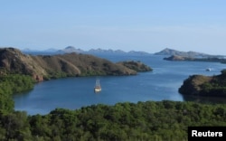 Sebuah perahu wisata terlihat di lepas pantai Pulau Rinca di Taman Nasional Komodo, tujuan wisata yang populer. (Foto: Antara via Reuters)