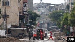 이스라엘 병력이 17일 웨스트뱅크(요르단강 서안) 점령지 내 난민촌 입구에서 적신월사 구급차를 검문하고 있다.