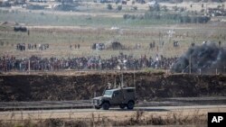 Demonstran Palestina melakukan protes di perbatasan Jalur Gaza dengan Israel, Jumat (17/8). 