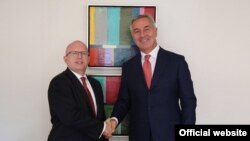 Pomoćnik američkog državnog sekretara Filip Riker i crnogorski predsjednik Milo Đukanović tokom susreta u Njujorku, 25. septembar 2019. (Foto: Predsjednik.me)