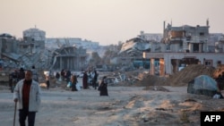 Palestinci u devastiranom kvartu zbog u gradu Khan Yunis na jugu Pojasa Gaze 2. decembra 2024.