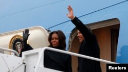 Le couple présidentiel américain quittant la base Andrews de Washington à destination de l'Afrique du Sud. 