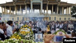 ទិដ្ឋភាពនៅនៅ​ពី​មុខ​ព្រះ​រាជ​វាំង