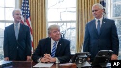 Le président Donald Trump, accompagné du secrétaire à la santé et des services humains, Tom Price (à gauche) et du vice-président Mike Pence.