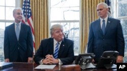 Predsednik i potpredsednik SAD, Donald Tramp i Majk Pens