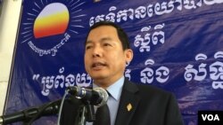 រូបឯកសារ៖ លោក អេង ឆៃអ៊ាង តំណាងរាស្ត្រ​គណបក្ស​ប្រឆាំង ធ្វើ​សនិ្នសីទ​កាសែត​ក្រោយ​ជំនួប​ក្រុម​មន្ត្រី​គណបក្ស​ប្រឆាំង និង​លោកស្រី រ៉ូណា ស្មីត កាលពី​ព្រឹក​ថ្ងៃ​ទី​១២ ខែ​តុលា ឆ្នាំ​២០១៦។ (ហ៊ុល រស្មី/VOA)