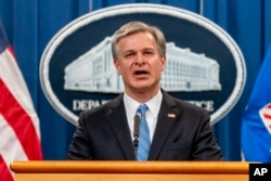 资料照：美国联邦调查局局长克里斯托弗·雷在司法部的记者会上讲话。（2021年11月8日）