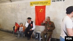 莫斯科市中心地下通道中，有人装扮成斯大林和列宁供人合影拍照。（美国之音白桦拍摄）