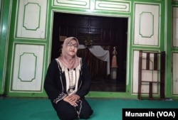Shinta Ratri duduk di bagian teras (depan) dari rumahnya yang selama ini dijadikan pesantren waria AL Fatah di mana para waria belajar tentang agama Islam. (Foto: VOA/Munarsih)