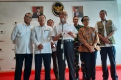 Dalam jumpa pers bersama di kantornya, Kamis (27/2), Menteri Koordinator Bidang Pembangunan Manusia dan Kebudayaan Muhadjir Effendy menjelaskan soal rencana evakuasi anak buah kapal pesiar Diamond Princess. (Foto: VOA/Fathiyah)