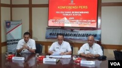 Dirjen Dukcapil Kemendagri Zudan Arif Fakhrulloh (tengah) dalam konferensi pers di Kemendagri, Rabu (27/2) (Foto: VOA/Ghita).